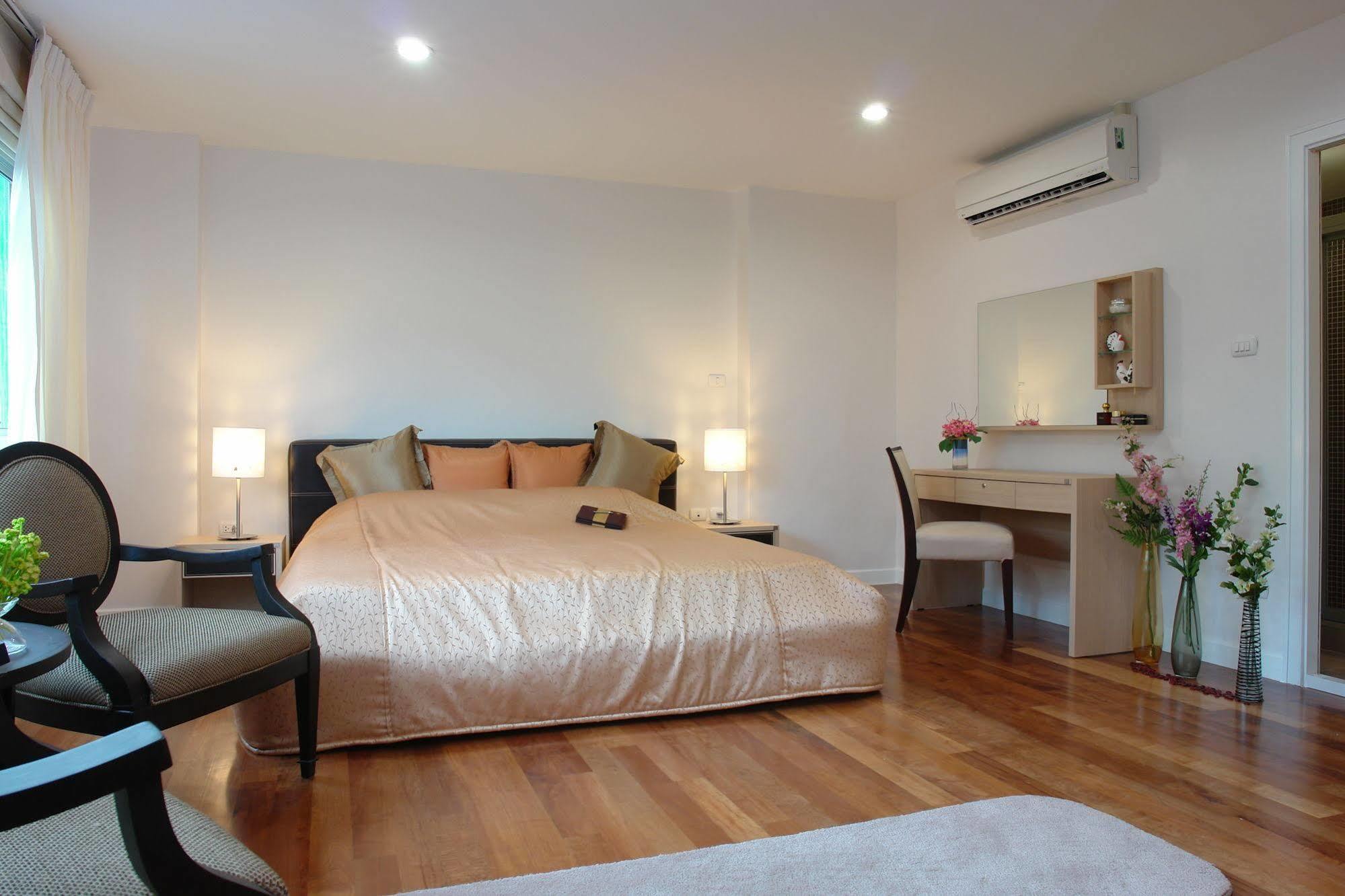 Nara Suite Residence Банкок Екстериор снимка